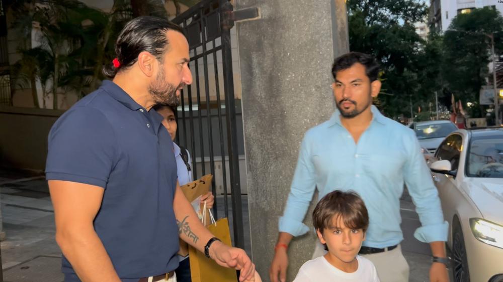 kareena-kapoor-saif-ali-khan-and-their-son-taimur-were-spotted-in-bandra
